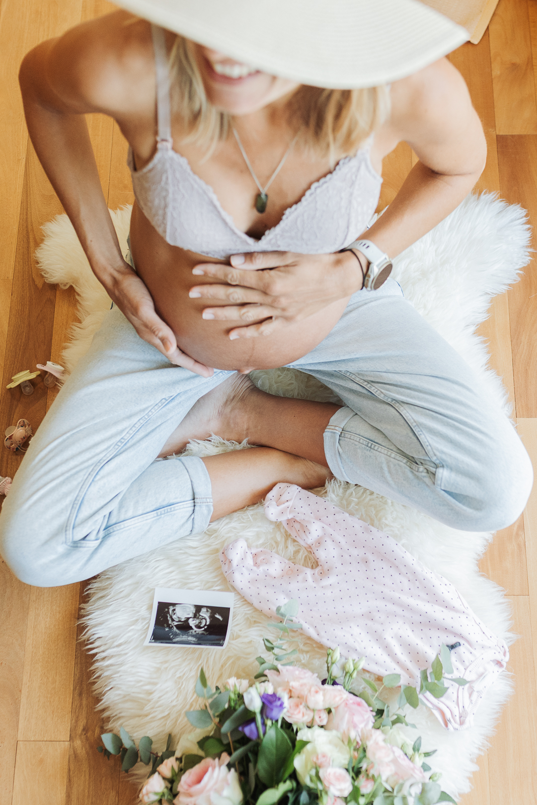 Schwangere Frau in Freiburg mit Hut und Ultraschallbild