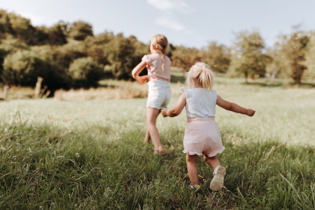 Zwei Geschwister spielen bei Familienfotos in Freiburg.