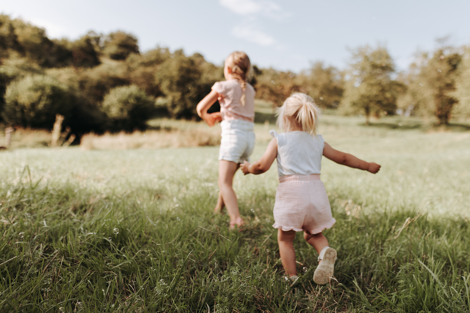Zwei Geschwister spielen bei Familienfotos in Freiburg.