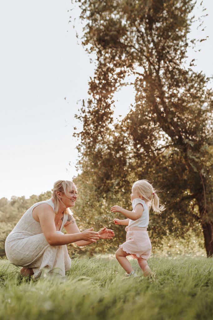 Ein kleines Mädchen rennt zu ihrer Mama während eines Familienshooting in Freiburg.