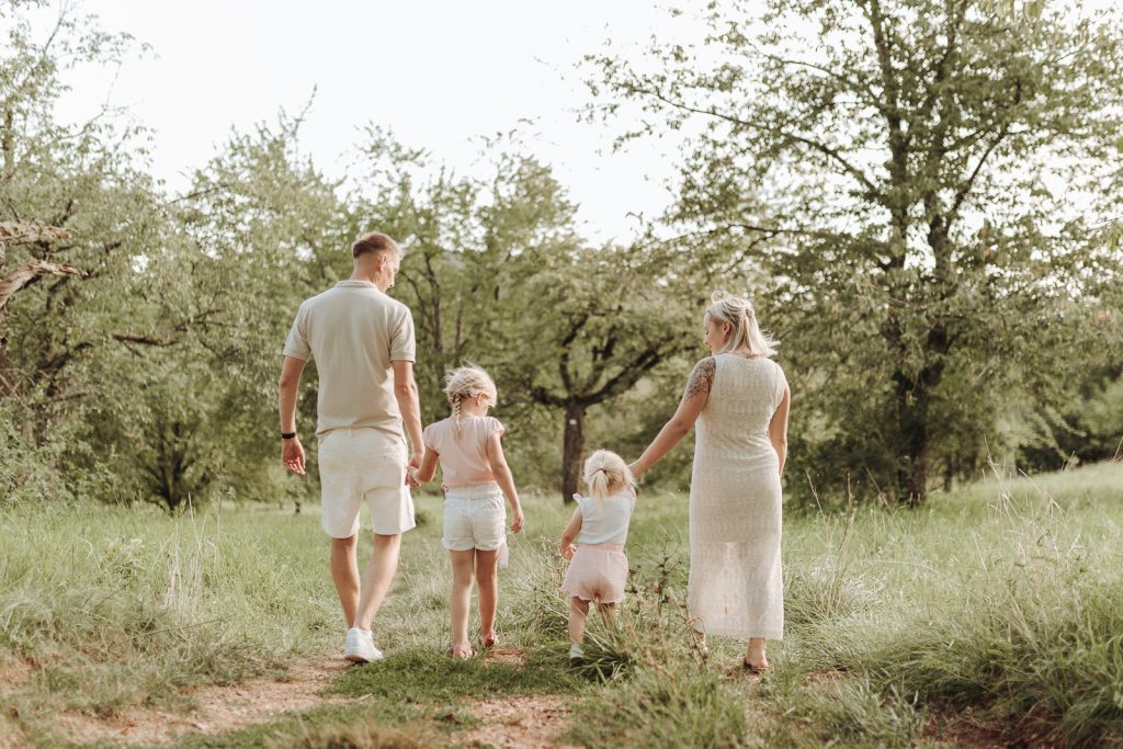 Eine vierköpfige Familie während eines Shooting in Freiburg.