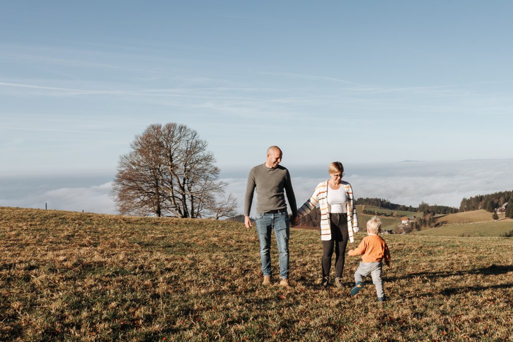 Eine Familie während eines Familienshooting auf dem Schauinsland