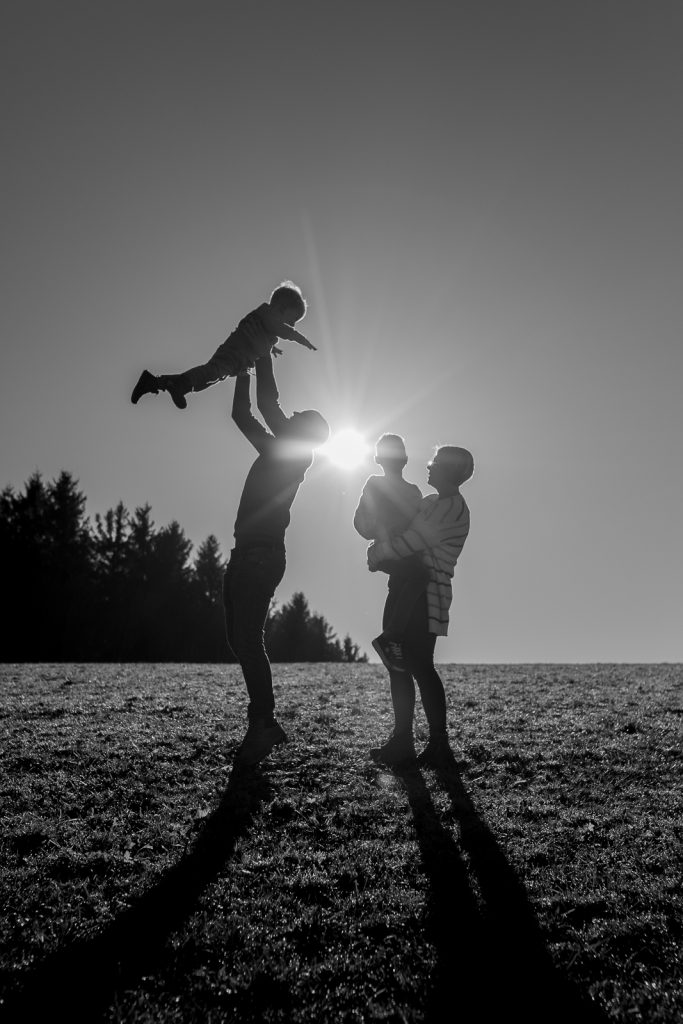Eine vierköpfige Familie während eines Familienshooting auf dem Schauinsland.