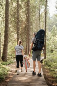 Eine Familie spaziert im Schwarzwald