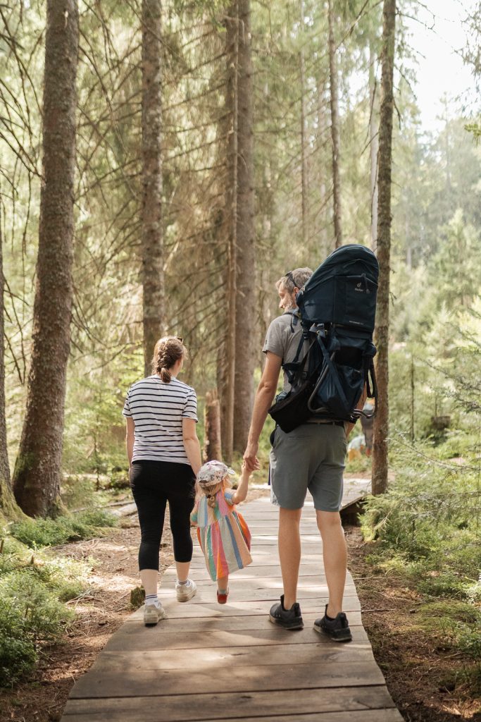 Eine Familie spaziert im Schwarzwald