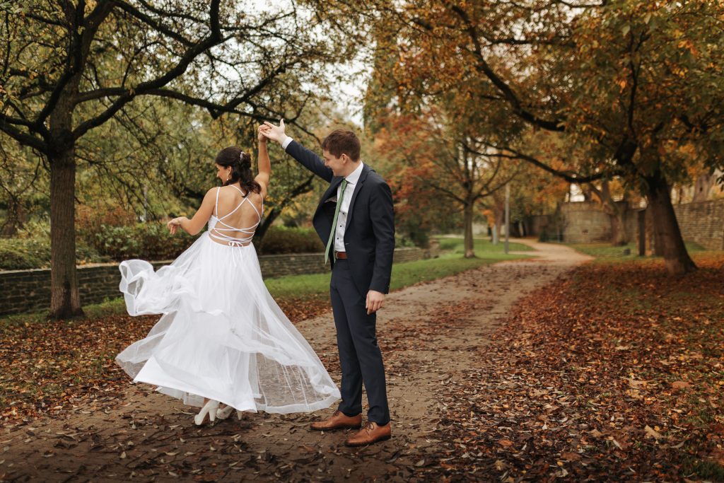 Brautpaarshooting in Freiburg. Bräutigam tanzt mit Braut