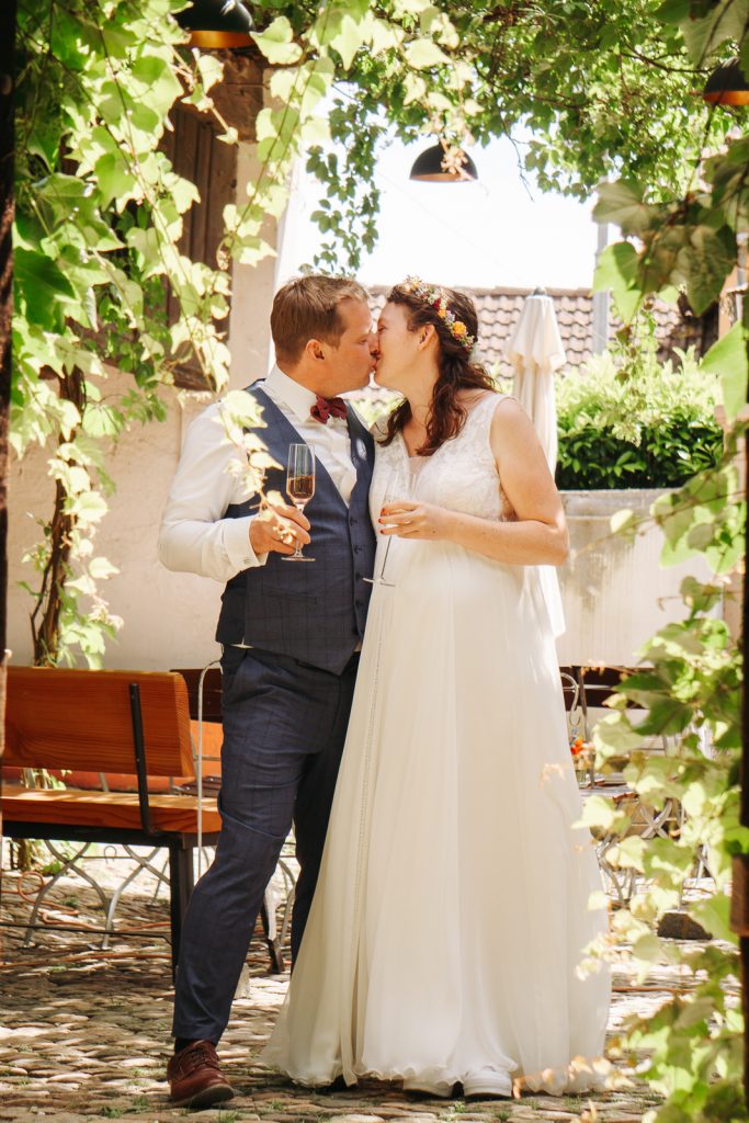 Brautpaar küsst sich nach Hochzeit in einem ruhigen Moment