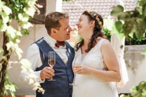 Brautpaar lacht zwischen Weinreben am Kaiserstuhl