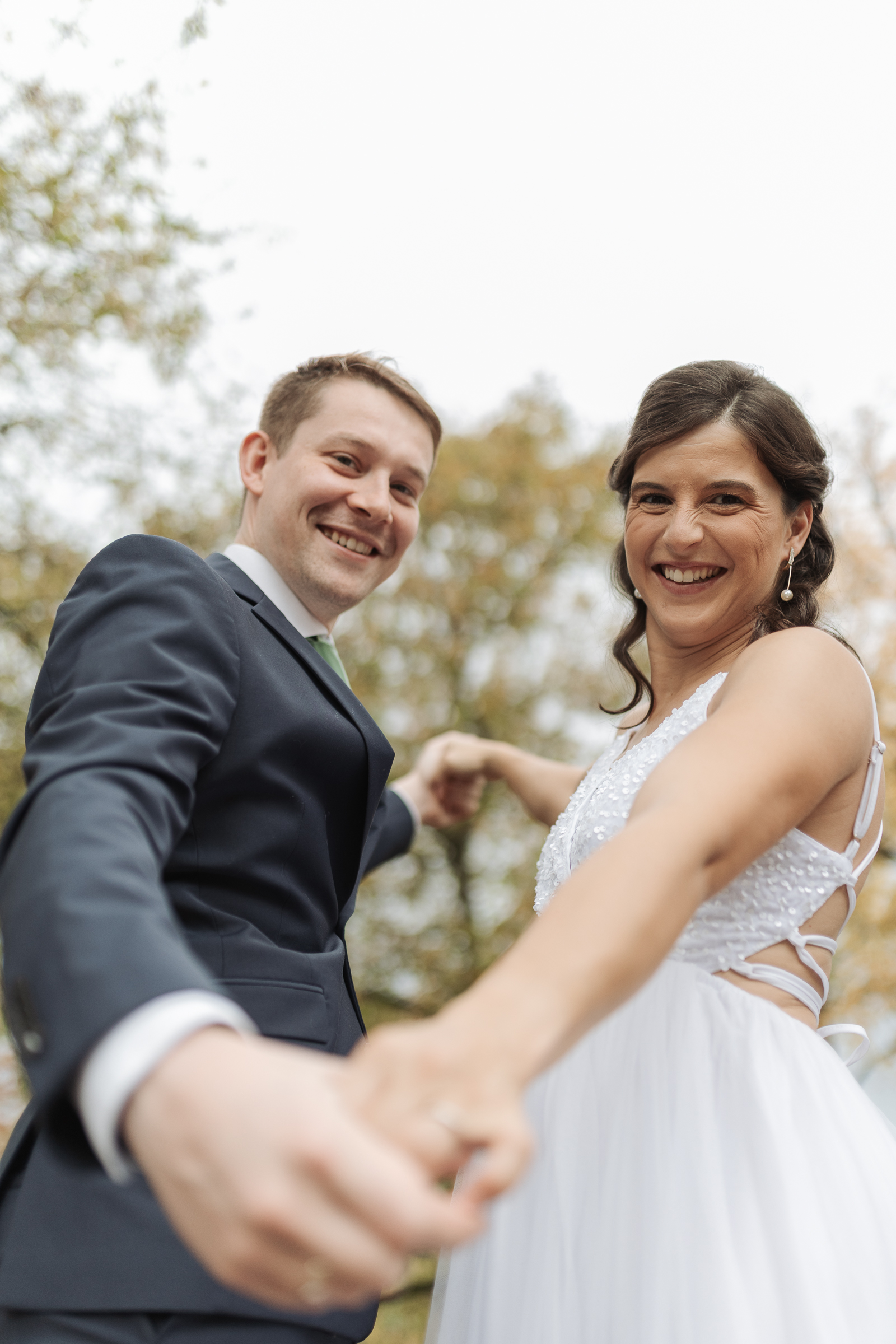 Ehepaar beim Brautpaarshooting. Beide schauen in die Kamera