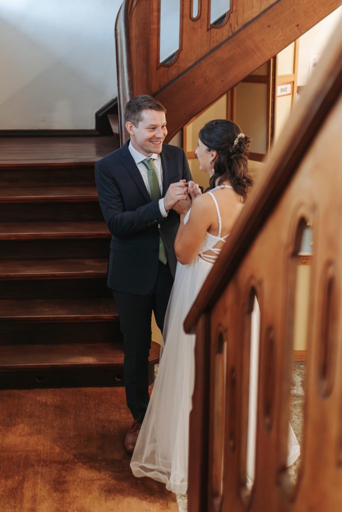 Aufgeregtes Brautpaar vor dem Einzug in das Freiburger Standesamt.