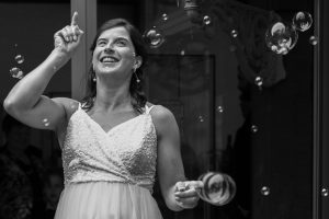 Braut versucht Seifenblasen mit dem Zeigefinger zerplatzen zu lassen