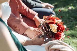 Dateilaufnahme des Brautstraußes während der freien Trauung