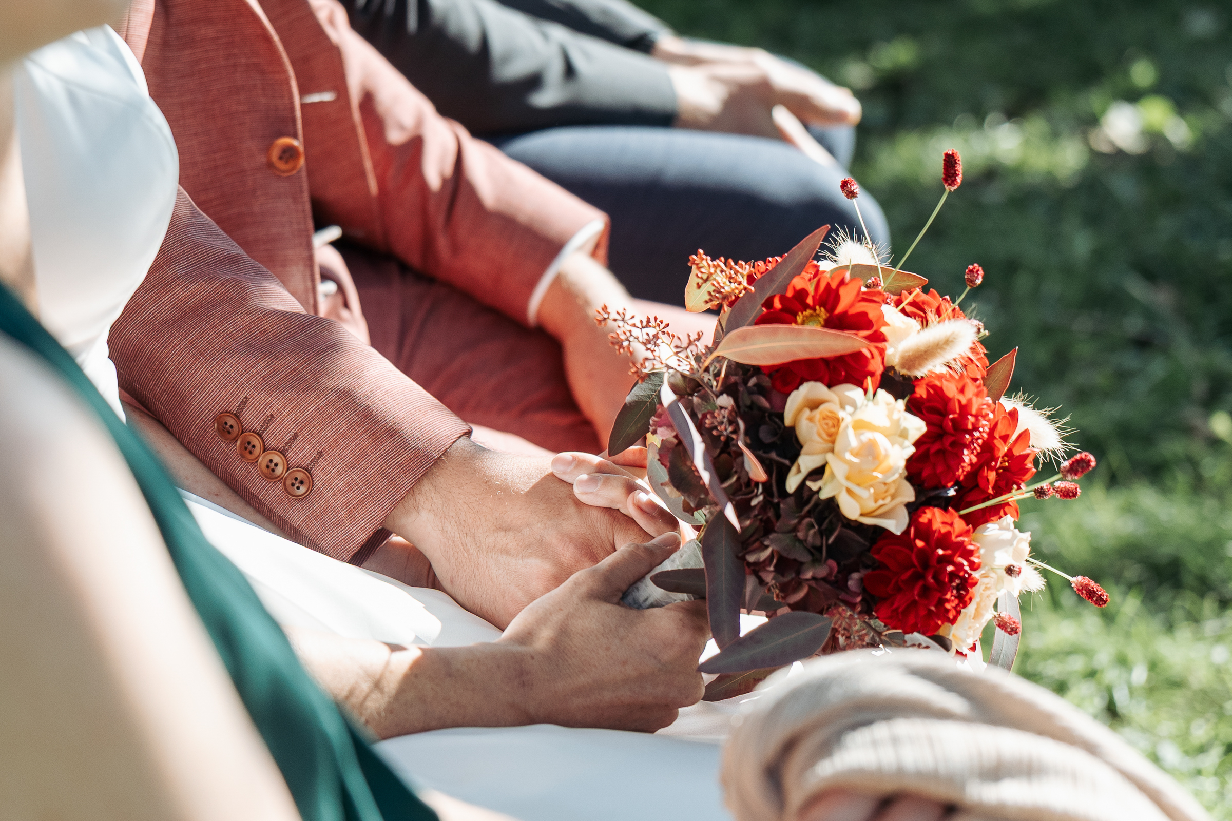Dateilaufnahme des Brautstraußes während der freien Trauung