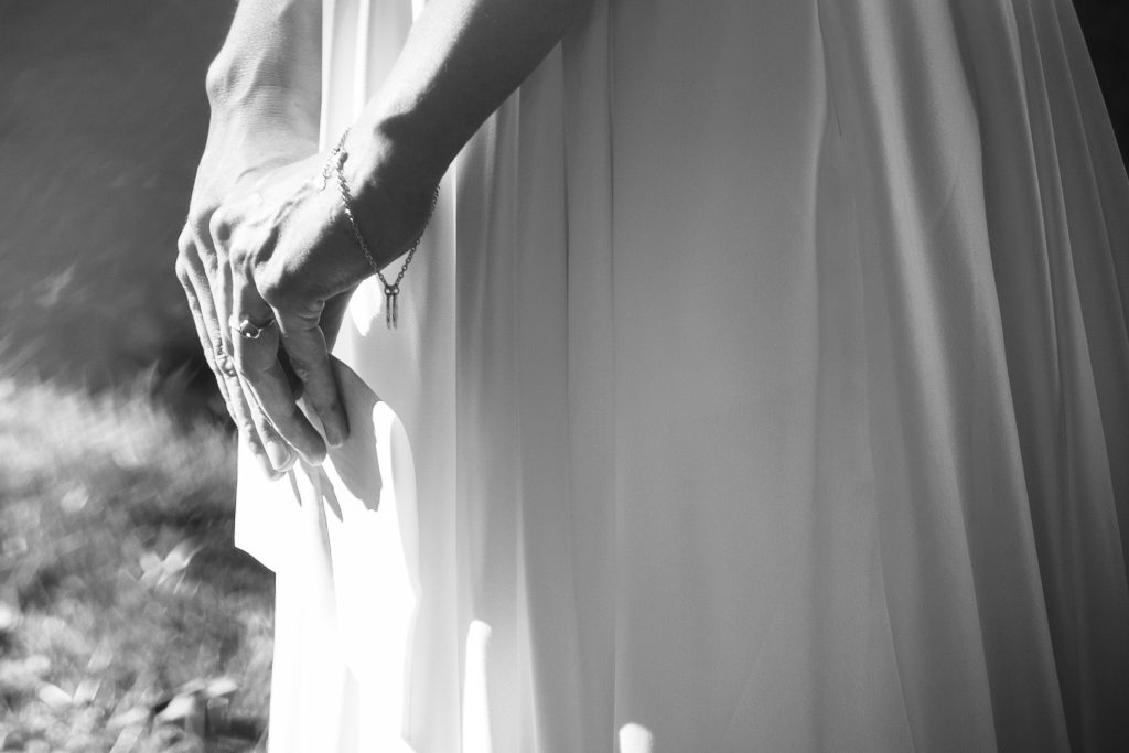 Detailaufnahme der Braut, wie sie die Notizen ihrer Rede hält.