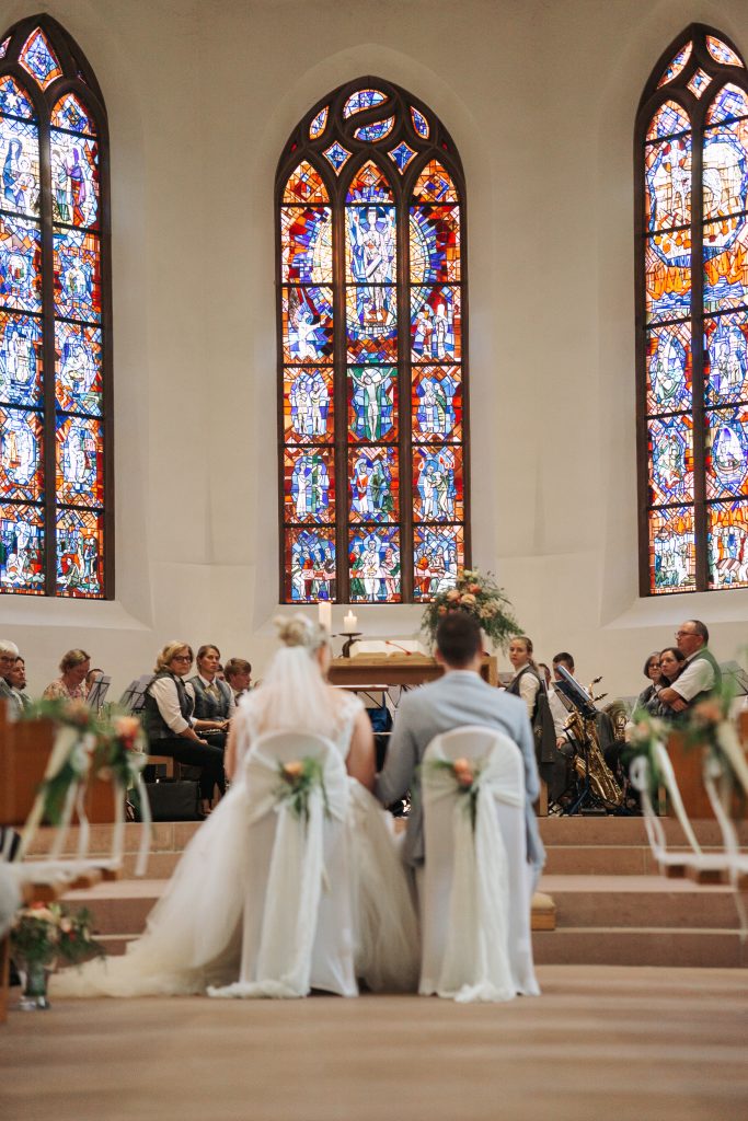 Brautpaar während der kirchlichen Trauung im Kaiserstuhl