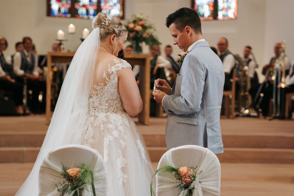 Ringtausch während einer kirchlichen Trauung