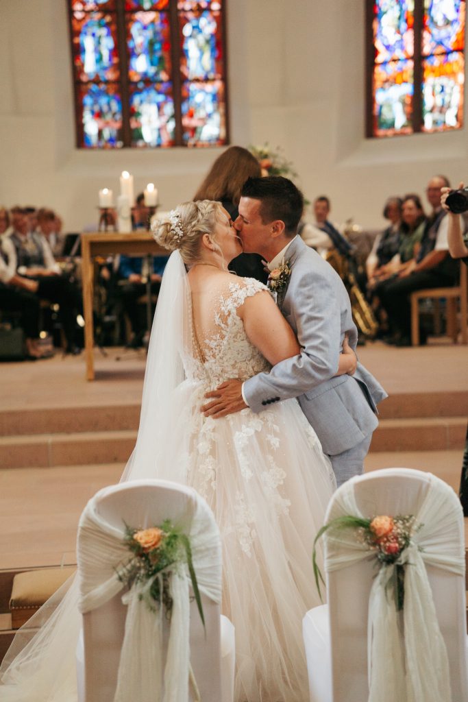 Kuss während einer kirchlichen Trauung