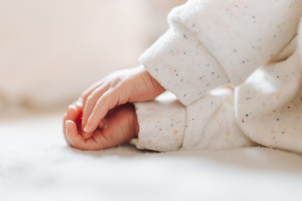 Kleine aufeinanderliegende Babyhände